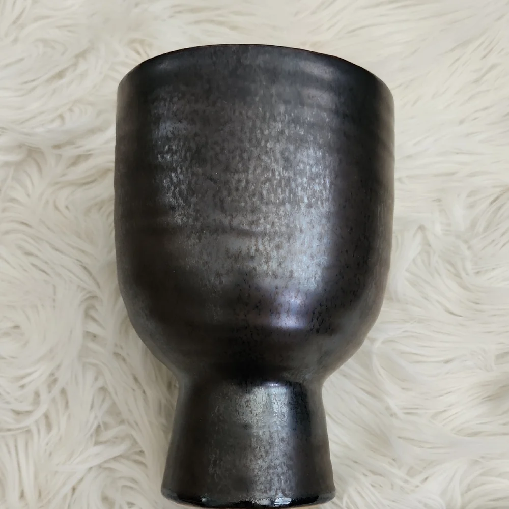 Vase - Picture 1 of 6